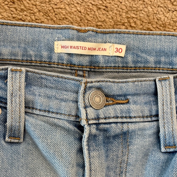 Levi’s Women’s Size 30 High Waisted Mom Jean Light Blue Straight/Skinny Leg - Picture 2 of 11
